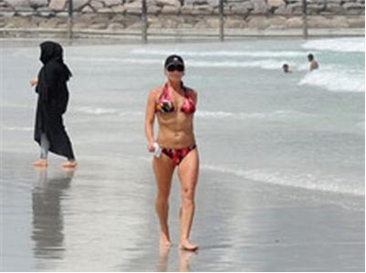 Kỳ lạ quốc gia cấm phụ nữ mặc bikini trên bãi biển